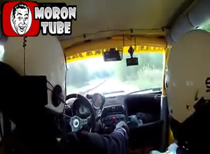 Video :The race goes on without the rally driver's steering wheel when he loses it!